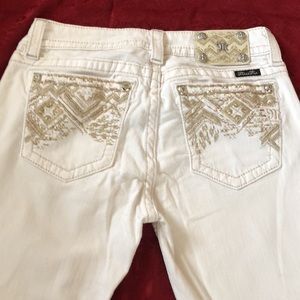 Miss Me white capris Sz 29 with tan stitching & beautiful gold beaded pockets 🧿